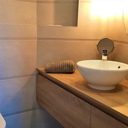 Lovely Front & Pool 아파트