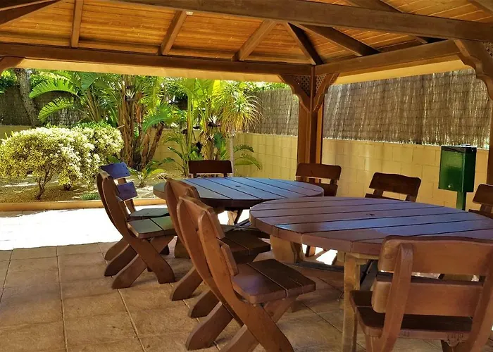 Lovely Front & Pool Apartman *