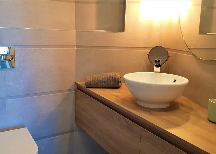 Lovely Front & Pool Apartman